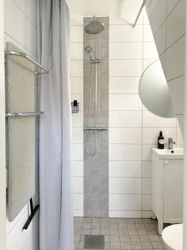 a bathroom with a shower with a shower curtain at Mysigt hus i Smygehuk nära havet in Smygehamn