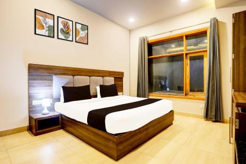 a bedroom with a large bed and a window at Townhouse Alwar Bus Station in Alwar