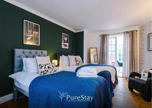 Ένα ή περισσότερα κρεβάτια σε δωμάτιο στο Stylish 4 Bedroom Home in Port Sunlight with 7 Beds Perfect for Business Bookings and Groups