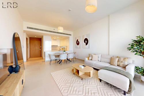 Elegant 2BR with Maids and Stunning Canal Views