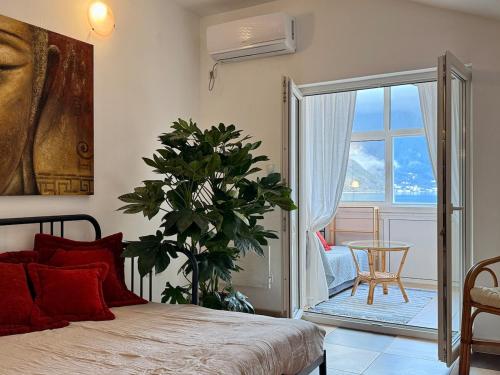Voodi või voodid majutusasutuse Sea view apartment in Stoliv, Markov Rt toas