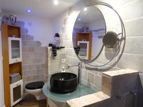 y baño con lavabo y espejo. en Mas D'Ange en Provence, en Les Taillades