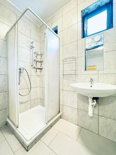 ein Badezimmer mit Dusche und Waschbecken in der Unterkunft Stylish 2BR Shared Apt, Sleeps 6 Direct City Access in Wien