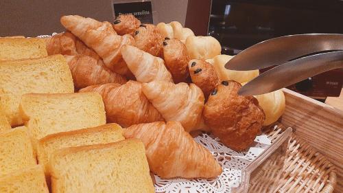 a tray of bread and pastries on a table at Onn nakatsugawa in Nakatsugawa