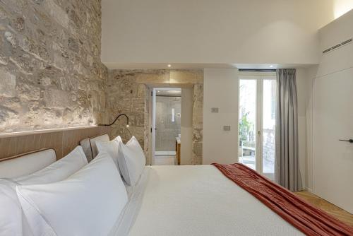 Ένα ή περισσότερα κρεβάτια σε δωμάτιο στο COOL DREAMS Luxury Rooms