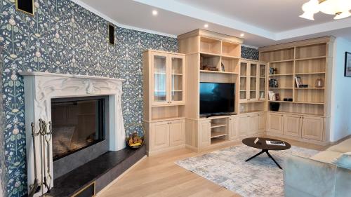 Villa Alvīne Family Apart-Hotelにあるテレビまたはエンターテインメントセンター