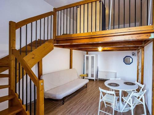 een woonkamer met een trap, een bank en een tafel bij Centralissimo a Gaeta - CasAurora P2 in Gaeta
