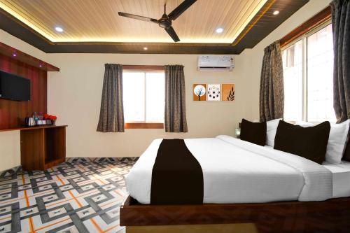 sypialnia z dużym łóżkiem w pokoju w obiekcie Hotel O Sea Beach Puri w mieście Puri
