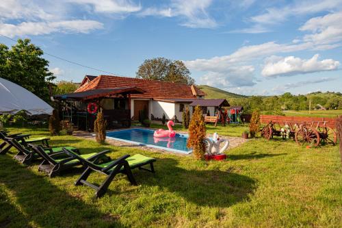 Bazén v ubytování Transylvanian Home - Mountain View, BBQ & Pool nebo v jeho okolí