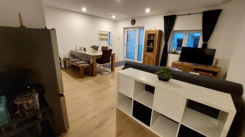 un soggiorno con divano e sala da pranzo di Ferienwohnung Zur Hofreite Fewo 5 a Mörlenbach