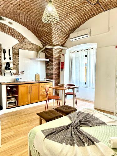 a kitchen and living room with a bed in a room at Casa D'Arriaga in Beja