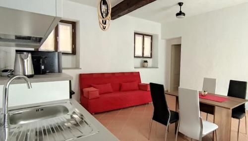 sala de estar con sofá rojo en la cocina en Casa Villa La Regina, en Venaria Reale