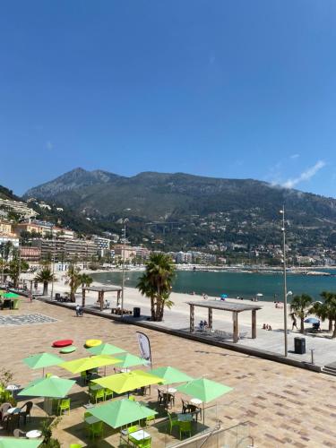 Refurbished apartment in the Old Town, steps from the beach