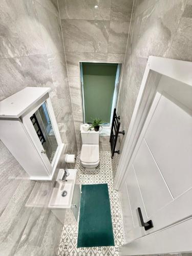 Et badeværelse på Westfield Shopping Studios - 129 - Chic City Escape