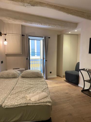 Refurbished apartment in the Old Town, steps from the beach