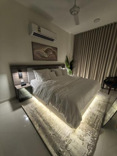 Una cama o camas en una habitación de شقة اماليا