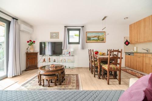 a kitchen and dining room with a table and chairs at Casa Flora in Gordola