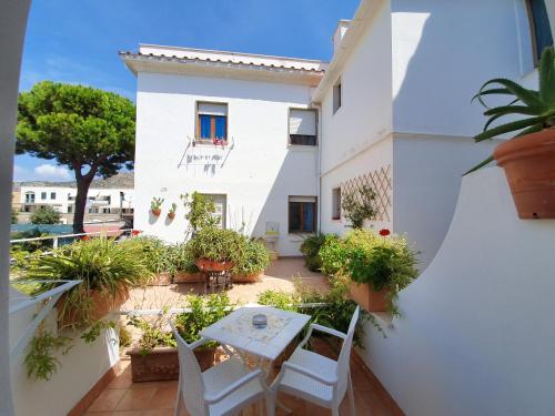 a balcony with a table and chairs and plants at Hotel Aurora in Sperlonga