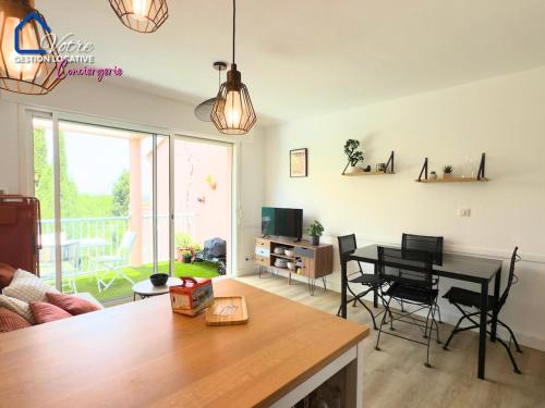 un salon avec une table et des chaises et une cuisine dans l'établissement Casa Luna, à Collioure
