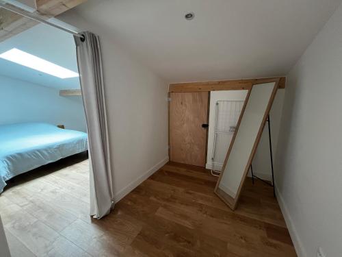 a room with a door leading to a bedroom at MAISON T3 avec extérieur 5 couchages, 3 lits, 2 chambres, BORDEAUX à 10min, TRAM C à 200m, Parc jeux enfants in Le Bouscat