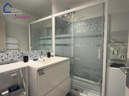 une salle de bain avec un lavabo et une douche dans l'établissement Casa Luna, à Collioure