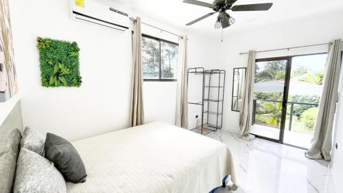 a bedroom with a bed and a ceiling fan at Villa Esmeralda in Uvita