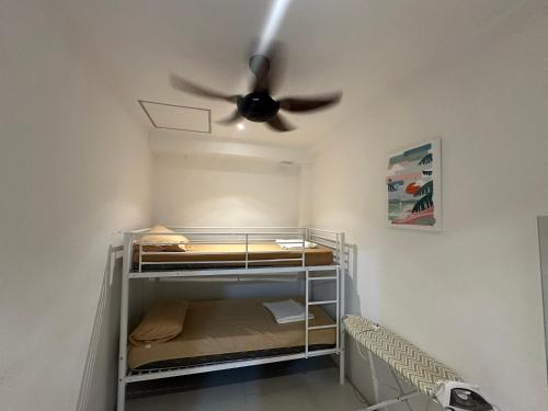 Ένα ή περισσότερα κρεβάτια σε δωμάτιο στο A&S Homestay at Metrocity Condominium