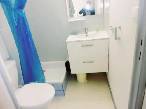 une salle de bain avec toilettes, lavabo et miroir dans l'établissement Mimi, à Port-la-Nouvelle