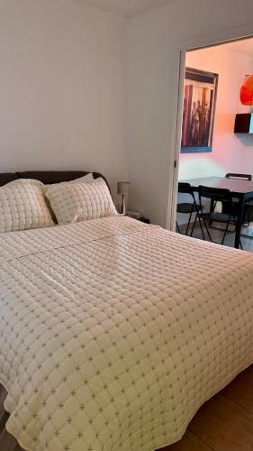 - une chambre avec un lit blanc et une table dans l'établissement Квартира в отеле, à Beausoleil