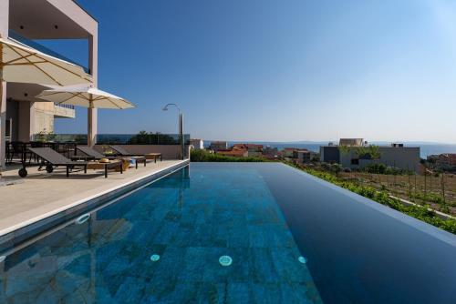 ein Swimmingpool auf dem Dach eines Hauses in der Unterkunft Villa Pavuza Luxury 4-Bedroom Seaview Villa in Podstrana