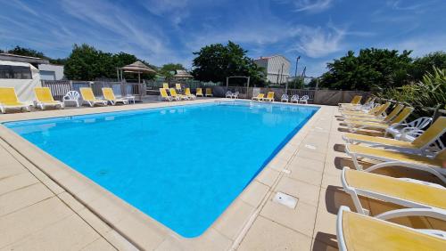 une grande piscine avec des chaises dans l'établissement LODGE Premium, à Grues
