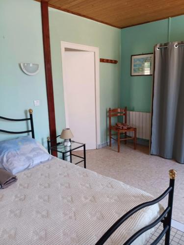 Postel nebo postele na pokoji v ubytování Appartement charmant à Saint-Martin-de-Hinx - 64 m² - avec jardin