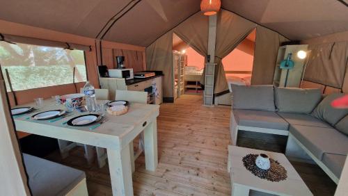 un salon avec une table et un canapé dans l'établissement LODGE Premium, à Grues