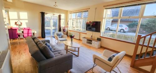 TV a/nebo společenská místnost v ubytování Stobhill 2 Bedroom House with sofa bed OR Stobhill 2 Bedroom Apartment - Gorebridge
