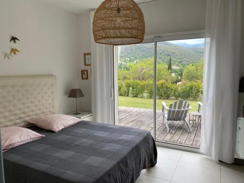 une chambre avec un lit et un balcon avec vue dans l'établissement Maison à la campagne avec piscine, à Auriol