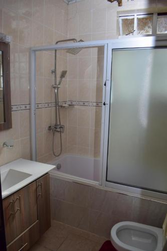 Koupelna v ubytování Jacaranda Modern 3 bedroom apartment with balcony, Nairobi