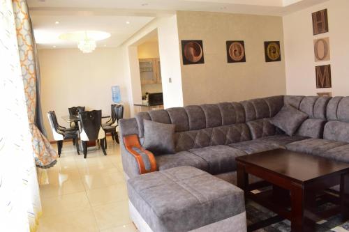 Posezení v ubytování Jacaranda Modern 3 bedroom apartment with balcony, Nairobi