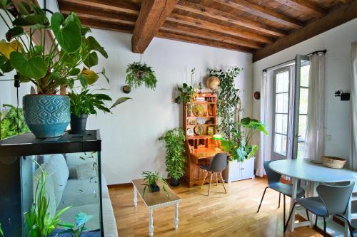 une chambre avec une table et un bouquet de plantes dans l'établissement Appartement avec Terrasse Uzès Centre, à Uzès
