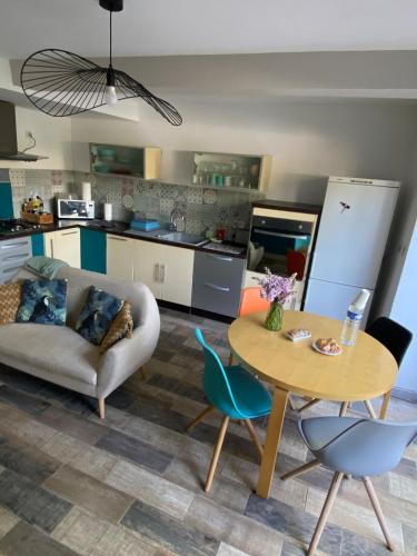 ein Wohnzimmer mit Sofa und Tisch in der Unterkunft Maison de Village in Canet d'Aude