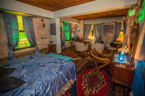 a bedroom with a bed and a desk in a room at Karlık Evi Hotel - Special Category in Uchisar
