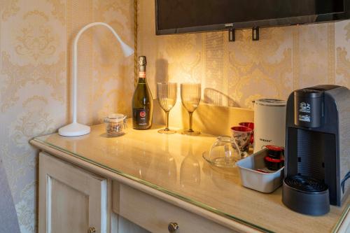 a counter with two wine glasses and a bottle of wine at Cà Beatrice in Venice