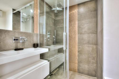 une salle de bain avec une douche en verre et un lavabo dans l'établissement REF 1147 - Cannes Center - Apartment for rent, à Cannes