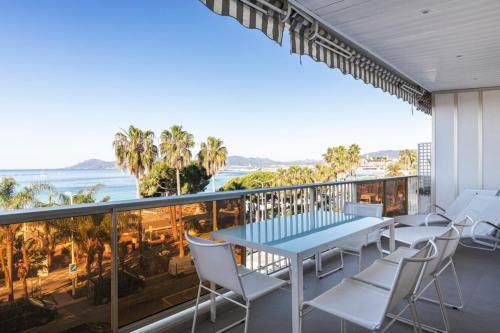 REF 1426 - Cannes Croisette - Sea view apartment for rent