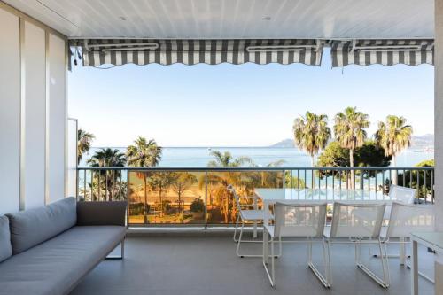 un salon avec vue sur l'océan dans l'établissement REF 1426 - Cannes Croisette - Sea view apartment for rent, à Cannes
