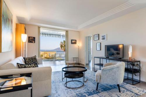 un salon avec un canapé et une table dans l'établissement REF 1426 - Cannes Croisette - Sea view apartment for rent, à Cannes