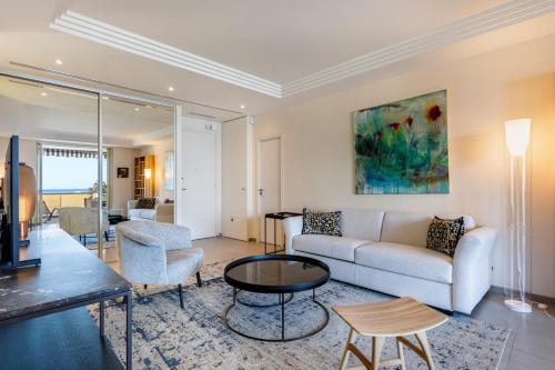REF 1426 - Cannes Croisette - Sea view apartment for rent