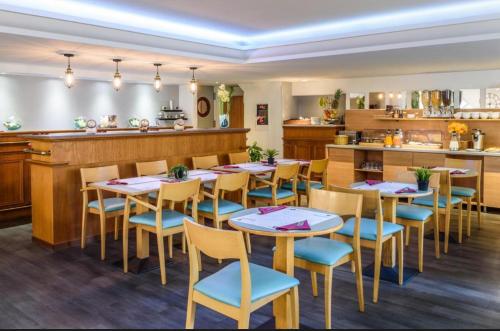 un restaurant avec des tables et des chaises et une cuisine dans l'établissement Квартира в отеле, à Beausoleil