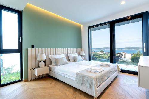 Ένα ή περισσότερα κρεβάτια σε δωμάτιο στο Villa Belvedere 1 ZadarVillas