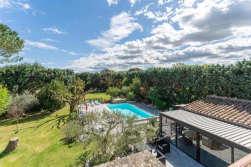 une vue aérienne d'une maison avec piscine dans l'établissement Villa spacieuse à Vézénobres avec piscine privée, à Vézénobres
