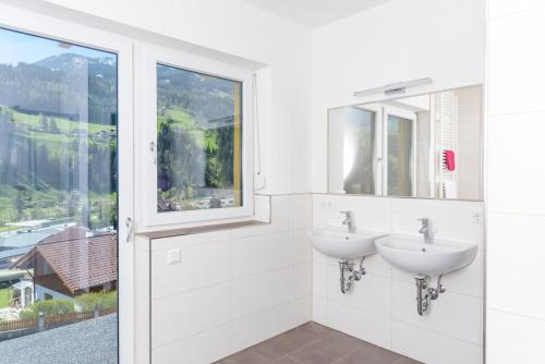 ห้องน้ำของ Bergblick-Planai - 5 Schlafzimmer plus eigene Sauna